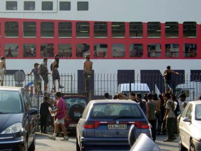 Δεκάδες συλλήψεις διακινητών και μεταναστών στο λιμάνι της Πάτρας