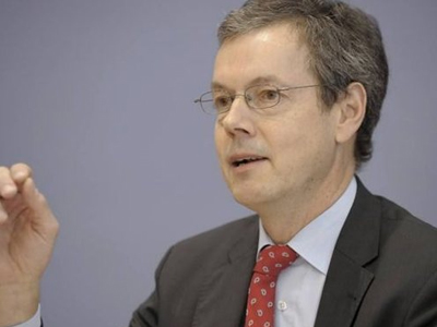 Π. Μπόφινγκερ: Προβλέπει νέα διαγραφή χρέους για την Ελλάδα