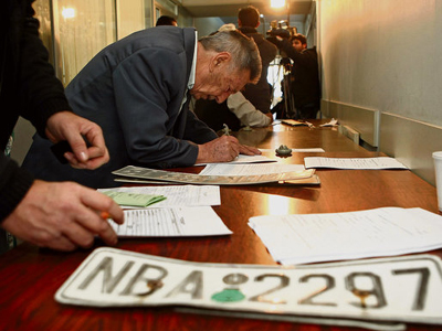 Παρέδωσαν 204.000 πινακίδες μέσα σε 5 μήνες