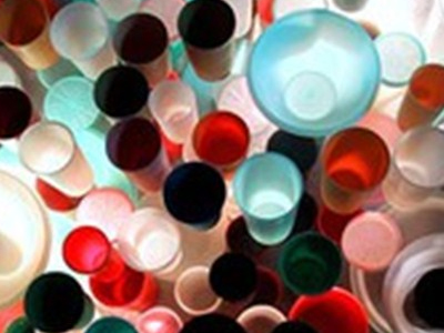 Εξαφανίστε τις μυρωδιές από τα πλαστικά τάπερ