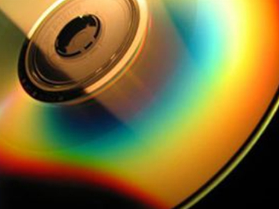 Τους συνέλαβαν για πώληση πλαστών DVD και CD