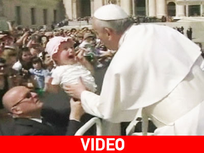 Το μωρό που… αντιπάθησε τον Πάπα