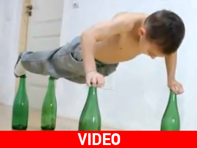 Push Ups πάνω σε γυάλινα μπουκάλια