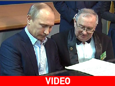 Ο Πούτιν παίζει πιάνο και οι φοιτητές τραγουδούν μαζί του