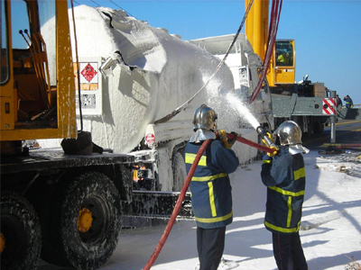 Ανατροπή φορτηγού με αέριο στην Αμφιθέας