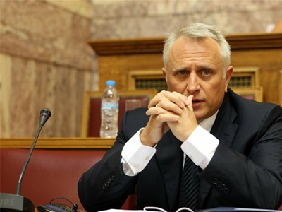 Τρένο παραλίγο να παρασύρει τον Γιάννη Ραγκούση!