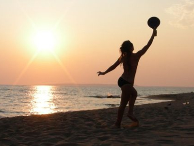 Πόσες θερμίδες «καίνε» τα αθλήματα της παραλίας