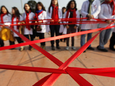 Κόκκινες κορδέλες στους μαθητές φορείς του AIDS στην Τανζανία