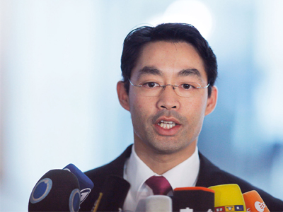 Ρέσλερ: «Stop» στα φθηνά δάνεια από την ΕΚΤ