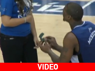 Πρόταση γάμου στο παρκέ