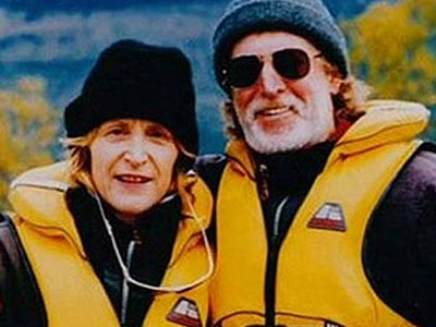 Κολύμπησε εκεί όπου καρχαρίας κατασπάραξε τη γυναίκα του