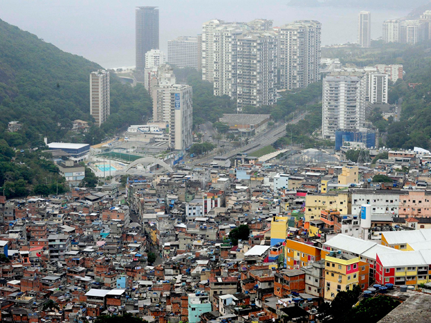 Η Φαβέλα ντα Παζ και στο φόντο το αναπτυγμένο Σάο Πάολο