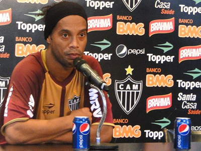 Η φοβερή γκάφα του Ροναλντίνιο!