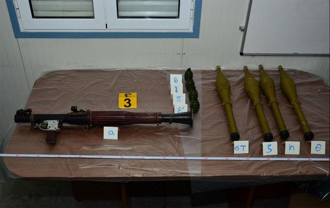 Τo ρουκετοβόλo RPG και οι αμυντικές χειροβομβίδες που βρέθηκαν στο ασημί όχημα