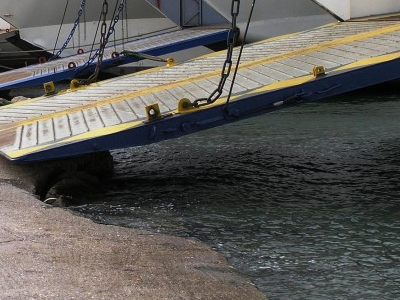 Πρόσκρουση πλοίου στη Σαλαμίνα