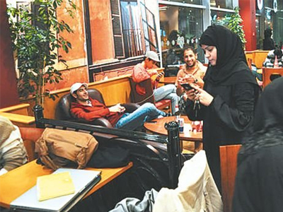 Σ. Αραβία: Ανοιχτά μέρα νύχτα τα εμπορικά κέντρα για εργένηδες