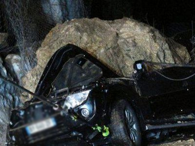 Βράχος έπεσε σε Ι.Χ.