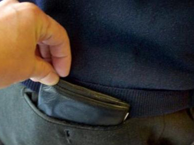 Έκλεψε 900 ευρώ από την τσέπη του παντελονιού του