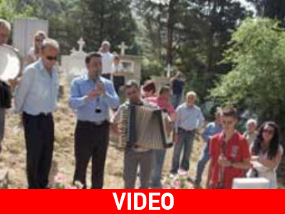 Με κλαρίνα και ντέφια πάνω από τους τάφους