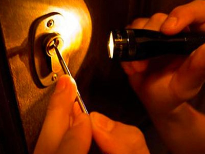 Νεαροί διαρρήκτες είχαν γδύσει σπίτια και καταστήματα στη Σαλαμίνα