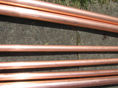 Αφαίρεσαν σωλήνες χαλκού από πολυκατοικία