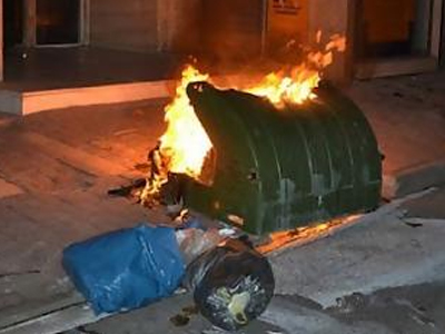 Έκαψαν κάδους στη Θεσσαλονίκη