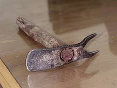 Μεσσηνία: Εισέβαλαν σε οικία με σκεπάρνια