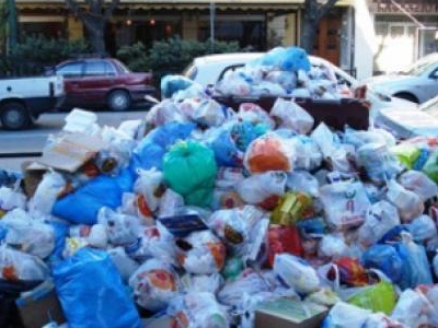 «Πνιγμένη» στα σκουπίδια η Τρίπολη