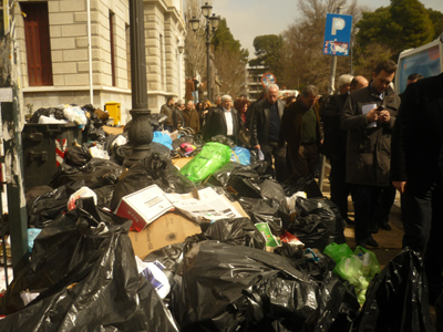 Τρίπολη: Σε κατάσταση έκτακτης ανάγκης από τα σκουπίδια