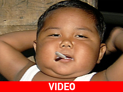 Οκτάχρονος Ινδονήσιος καπνίζει δύο πακέτα τσιγάρα τη μέρα