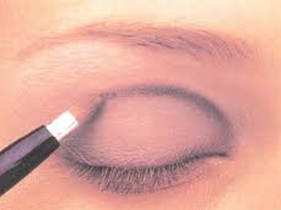 Socket eyes: Η νέα τάση στο μακιγιάζ