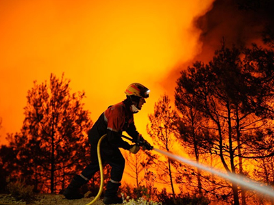 Ισπανία: Εγκαταλείπουν προληπτικά τα σπίτια τους λόγω πυρκαγιών