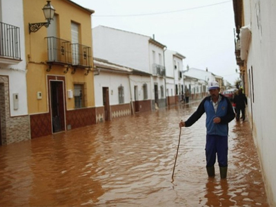Ισπανία – πλημμύρες: Εκατοντάδες άνθρωποι άφησαν τα σπίτια τους