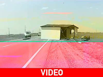 Ιπτάμενο σπίτι στη μέση του δρόμου