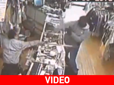 Καταστηματάρχης ξυλοφορτώνει ληστή Καταστηματάρχης ξυλοφορτώνει ληστή