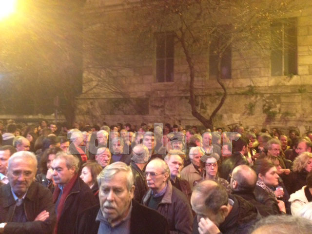 Κόσμος έχει κατακλύσει την Ιπποκρά;τους έξω από το Ακροπόλ