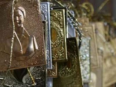 Κλείδωσε τον ιερέα και αφαίρεσε τα τάματα