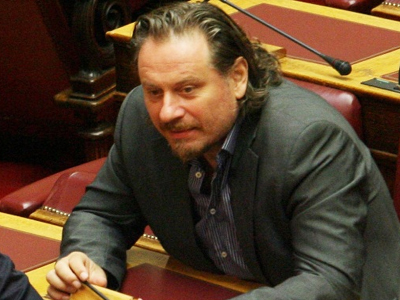 Έβρεχε καρέκλες κατά του βουλευτή