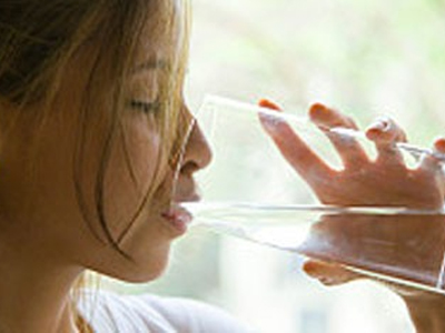 Γρήγορα και εύκολα tips για να πίνετε περισσότερο νερό