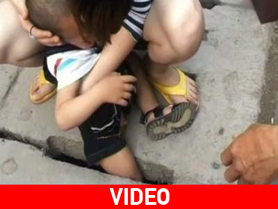 Απεγκλωβισμός νηπίου on camera