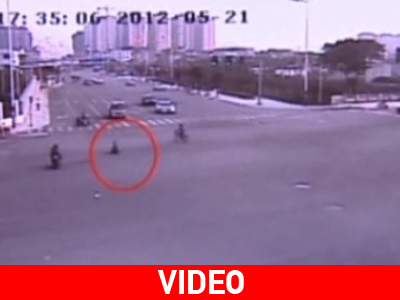 Τρίχρονο αγοράκι διασχίζει λεωφόρο στην Κίνα Τρίχρονο αγοράκι διασχίζει λεωφόρο στην Κίνα