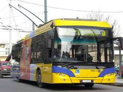 Ελεγκτής – χρυσαυγίτης εκφόβισε επιβάτες τρόλεϊ