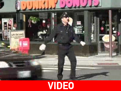 Τροχονόμος ρυθμίζει την κυκλοφορία με μοναδικό τρόπο!