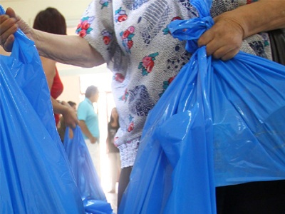 Τρίκαλα: Διανομή τροφίμων σε απόρους