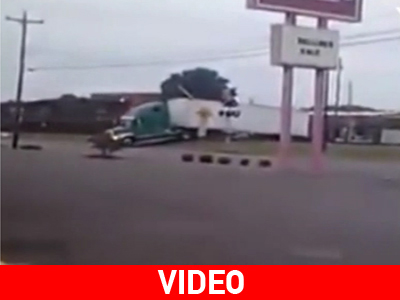 Εικόνες-σοκ από τη σύγκρουση τρένου με νταλίκα