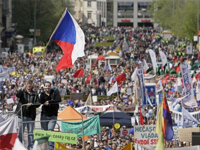 Κρίσιμες ψηφοφορίες για τις κυβερνήσεις Τσεχίας και Ρουμανίας
