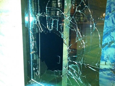 Αγρίνιο: «Κατέβασε» τζαμαρία σε ουζερί