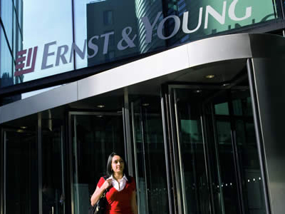 Ernst & Young: «Tο τέλος της ύφεσης πλησιάζει»