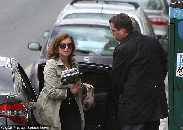 Παρόλο που έχασε τη θέση της, η Βαλερί Τριερβελέρ έφτασε με λιμουζίνα στο διεθνές αεροδρόμιο Σαρλς ντε Γκολ, γράφει η βρετανική εφημερίδα σε φλεγματικό ύφος