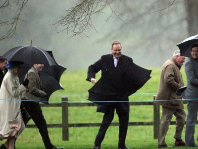 Ούτε η βασιλική οικογένεια δεν μπορεί να ξεφύγει από την κακοκαιρία